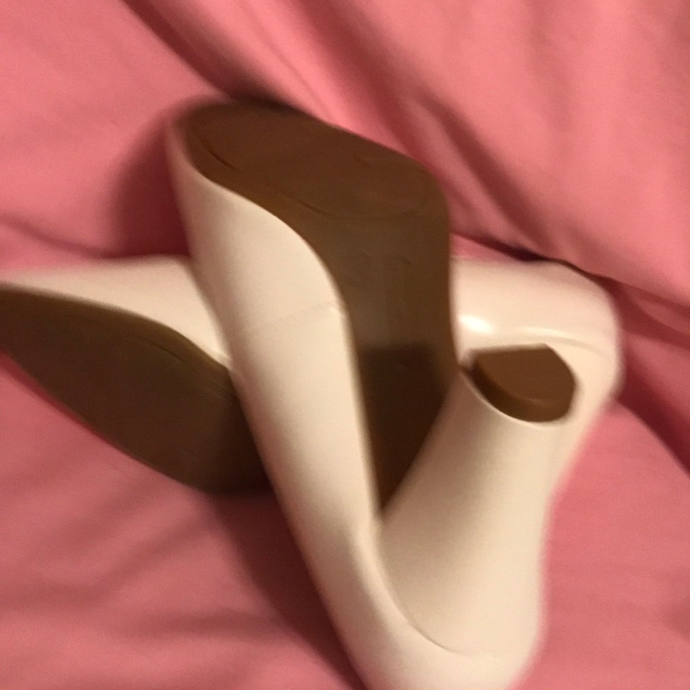 Shoes - Picture 4 of 6